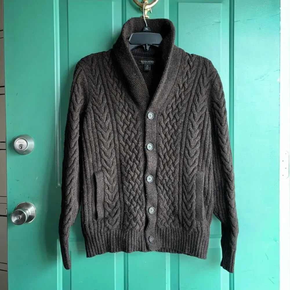 Banana Republic men’s medium Cable Knit Cardigan *needs fabric shaver*